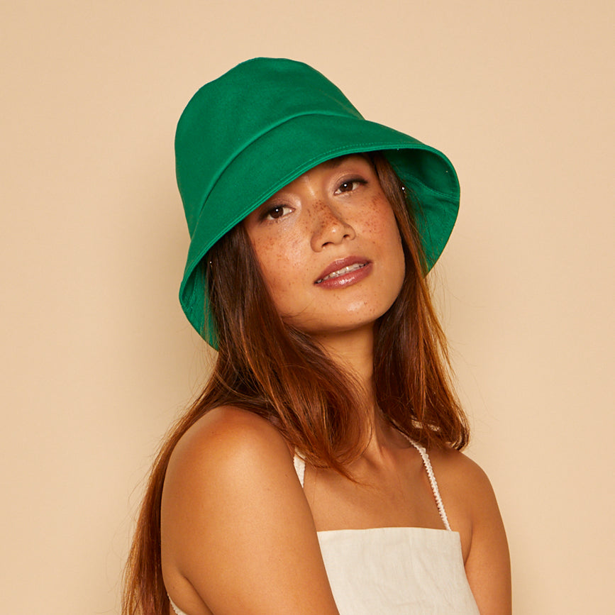 Model wearing Yuki bucket hat without matte chain 